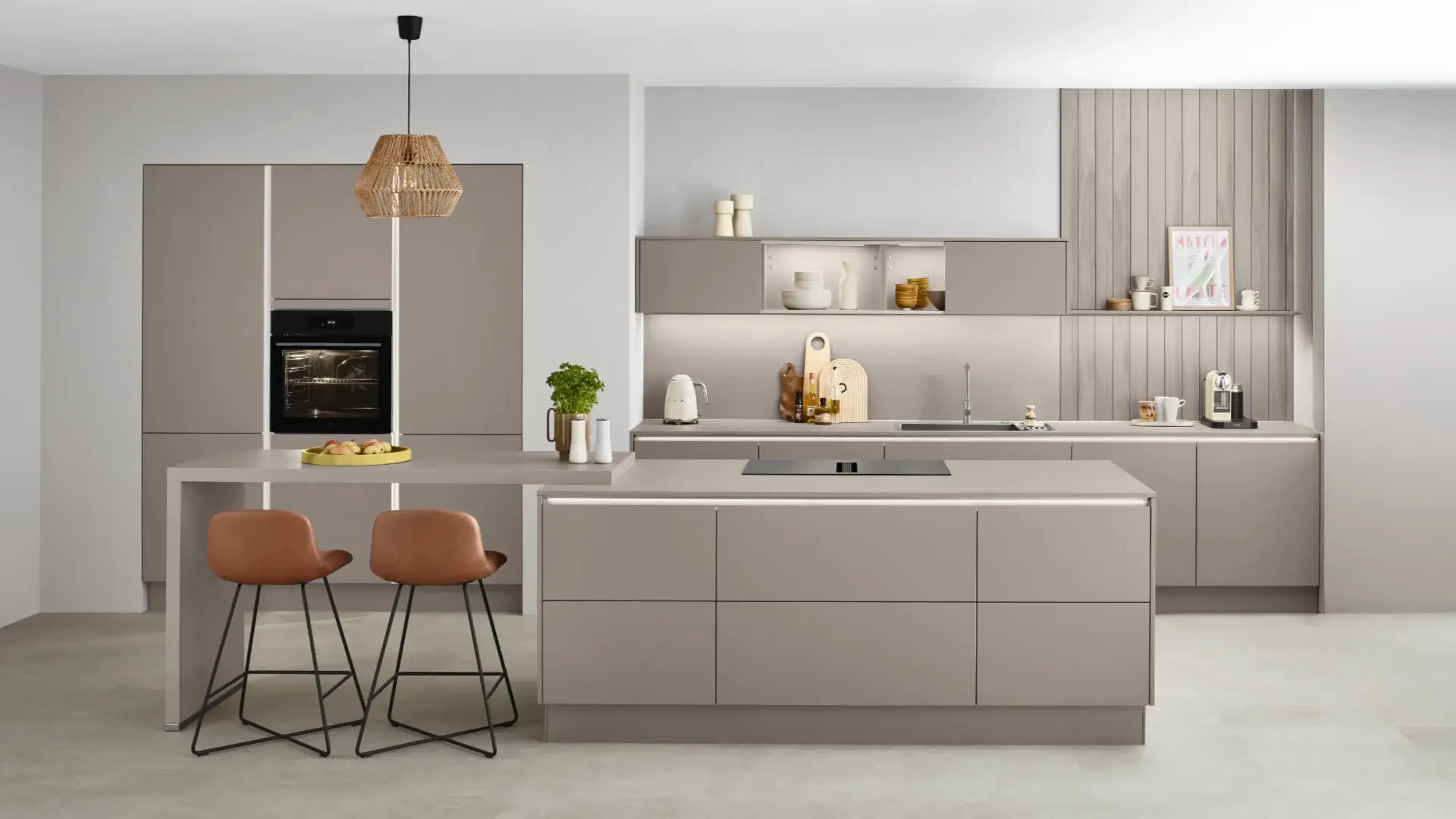 Moderne Küche mit grauen Schränken, Kücheninsel, zwei braunen Hockern und hängender Lampe.